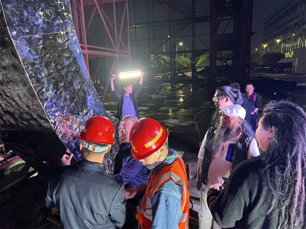 林崗（右二）和團(tuán)隊(duì)查看主火炬制作進(jìn)度。受訪者供圖