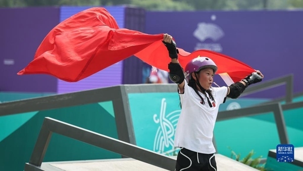 9月27日，崔宸曦在賽后慶祝奪冠。當(dāng)日，在錢塘輪滑中心舉行的杭州亞運(yùn)會(huì)女子街式?jīng)Q賽中，中國(guó)選手崔宸曦以242.62分的成績(jī)奪得冠軍，曾文蕙獲得亞軍，日本選手伊藤美優(yōu)獲得季軍。新華社記者 潘昱龍攝