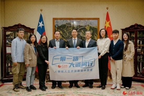 牛清報大使（中）與人民網(wǎng)、人民日報社記者合影。 人民網(wǎng)記者 張若涵攝