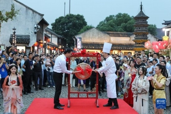 9月27日拍攝的2023年南翔國(guó)潮大會(huì)暨第十七屆上海南翔小籠文化展開(kāi)幕儀式現(xiàn)場(chǎng)。