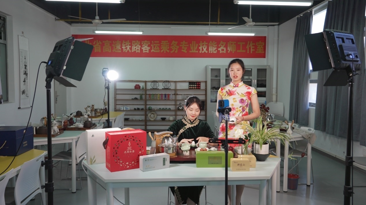 學(xué)生們正在直播。受訪單位供圖