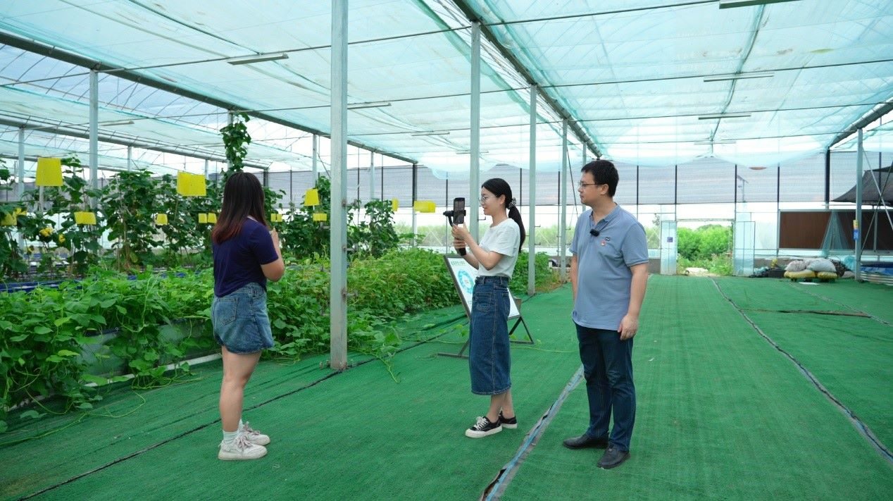 學(xué)生們正在現(xiàn)場(chǎng)直播。受訪單位供圖