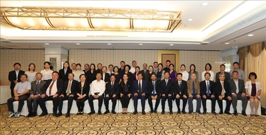 參會(huì)嘉賓合影留念。主辦方供圖