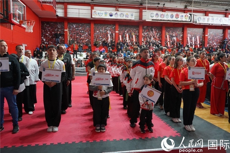 圖為開幕式現(xiàn)場運(yùn)動(dòng)員入場儀式。人民網(wǎng)記者 許放攝