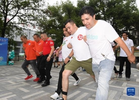 9月28日，在柯橋柯亭社區(qū)，各民族居民參加趣味運動會。