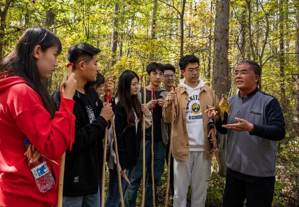 魏本勝為清華大學(xué)同學(xué)介紹長(zhǎng)白山人參文化。嚴(yán)磊攝
