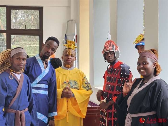 28日，肯尼亞內(nèi)羅畢大學(xué)孔子學(xué)院舉行“詩劇頌中秋，中肯共月明”中秋慶典，情景劇《嫦娥奔月》部分演員合影。人民網(wǎng)記者 黃煒鑫攝