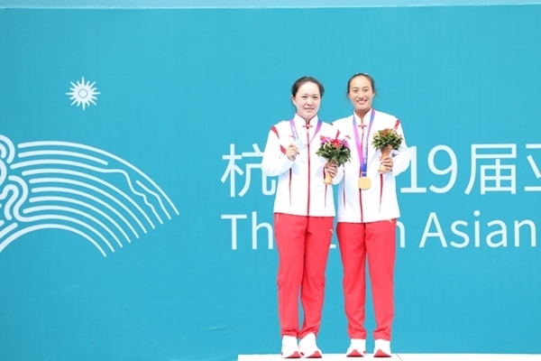 9月29日，鄭欽文(右)和朱琳在頒獎儀式上合影。當日，在杭州亞運會網球女子單打決賽中，中國代表團選手鄭欽文2:0戰(zhàn)勝隊友朱琳奪得冠軍。人民網記者 李乃妍攝