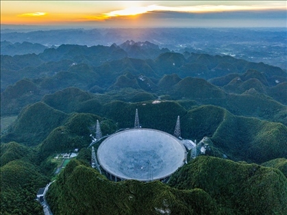 “中國(guó)天眼”全景（維護(hù)保養(yǎng)期間拍攝）。新華社記者 歐東衢 攝