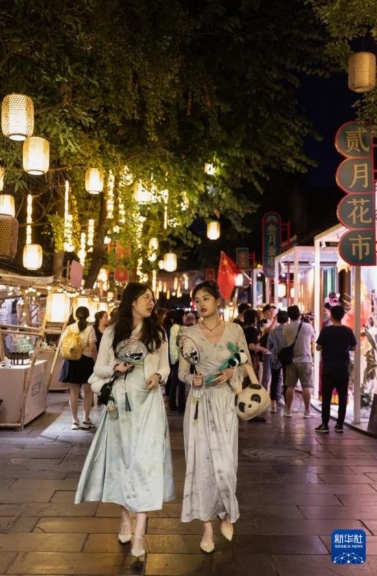 在成都寬窄巷子，兩位來自安徽的游客在新“十二月市”街區(qū)游覽（9月29日攝）。