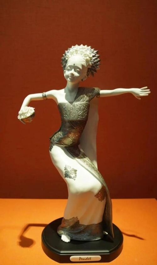 2013年10月，時任印度尼西亞總統(tǒng)蘇西洛贈送習(xí)近平主席的鑲錫瓷塑舞者。