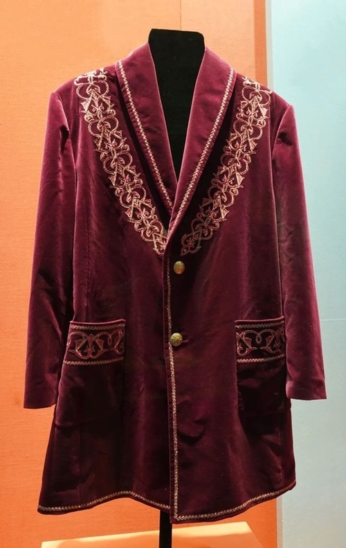 2013年9月，時任哈薩克斯坦總統(tǒng)納扎爾巴耶夫贈送習(xí)近平主席的哈薩克斯坦民族服裝。