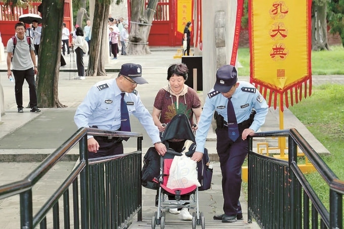 三孔派出所民警貼心幫助游客。胡勇攝
