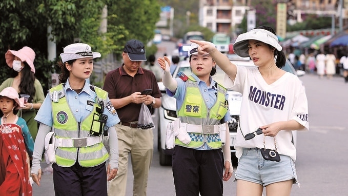 女子中隊(duì)隊(duì)員在小七孔景區(qū)給游客指路。莫玄毅攝