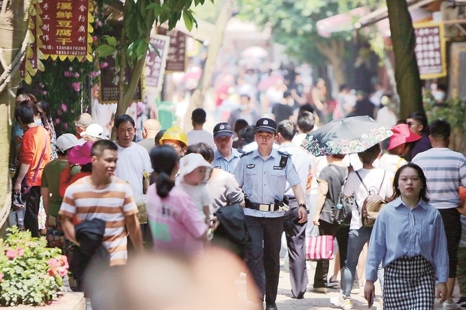 李莊派出所民警在古鎮(zhèn)景區(qū)巡邏。胡澎攝