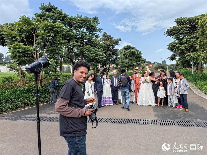 一對新人和親友在亞的斯亞貝巴友誼廣場合影。人民網(wǎng)記者 陳星星攝