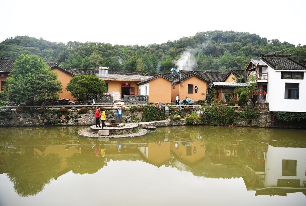 圖為9月27日游客在田鋪大塆參觀游玩。新華社記者張浩然攝