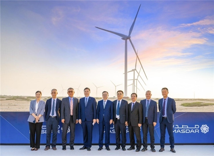 中方建設(shè)者在風(fēng)電場(chǎng)合影。中國(guó)電建供圖