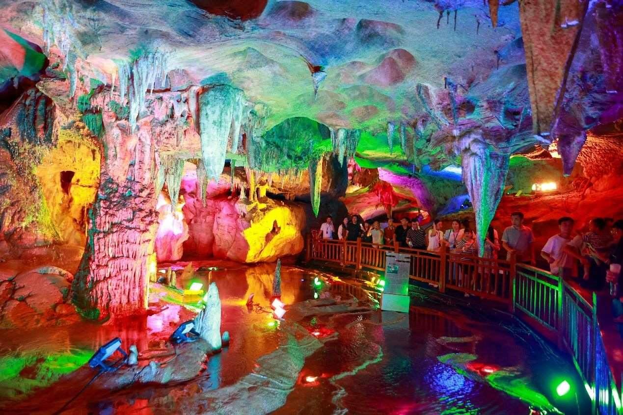 國慶假期期間，江西萬年神農(nóng)宮景區(qū)游人如織。受訪者供圖