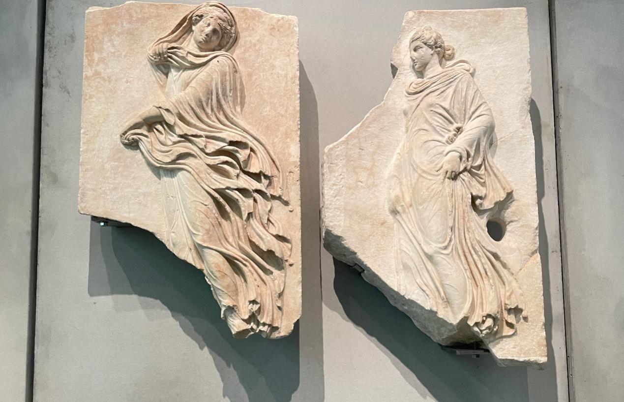 出自酒神劇場的浮雕，刻畫了舞者的形象。人民網記者 郭冠華攝