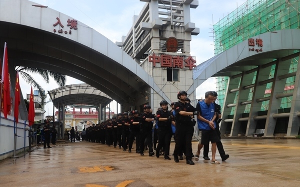 移交現(xiàn)場。公安部供圖