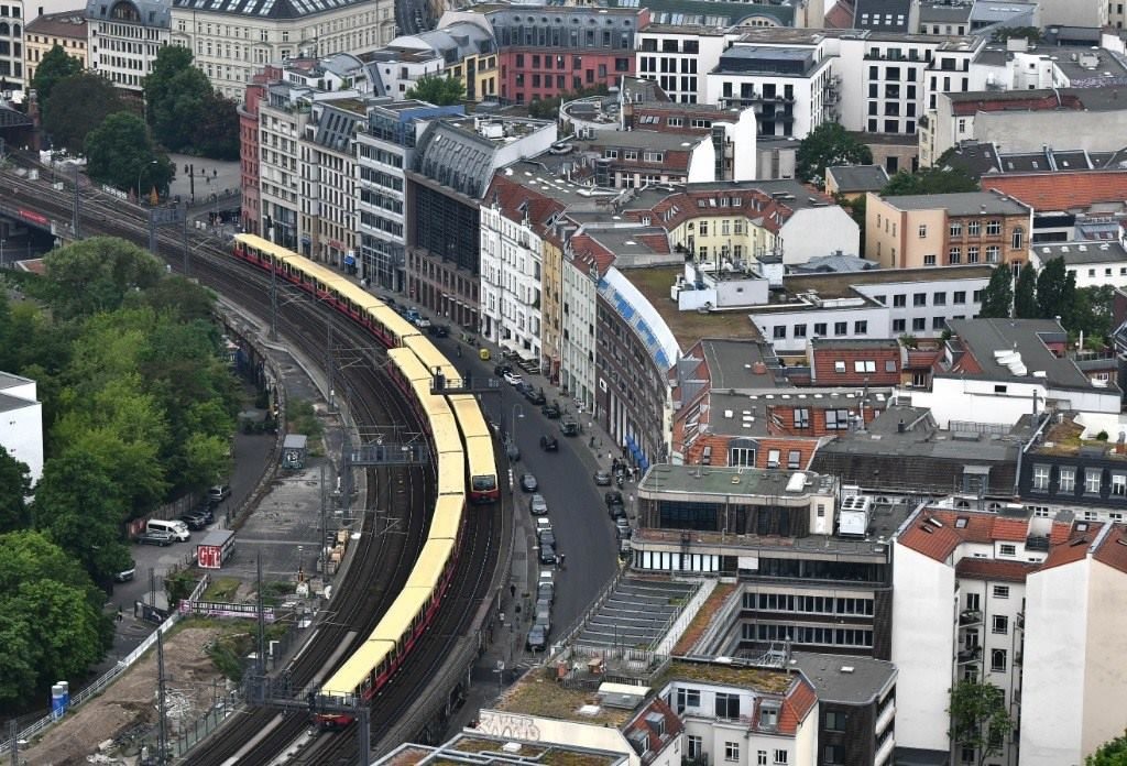 5月23日，列車在德國柏林市區(qū)行駛。新華社記者任鵬飛攝