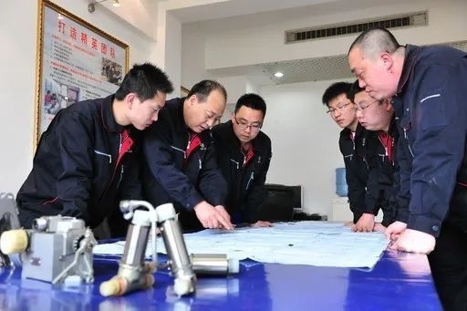 △李志強（左二）與班組成員在研究工作。