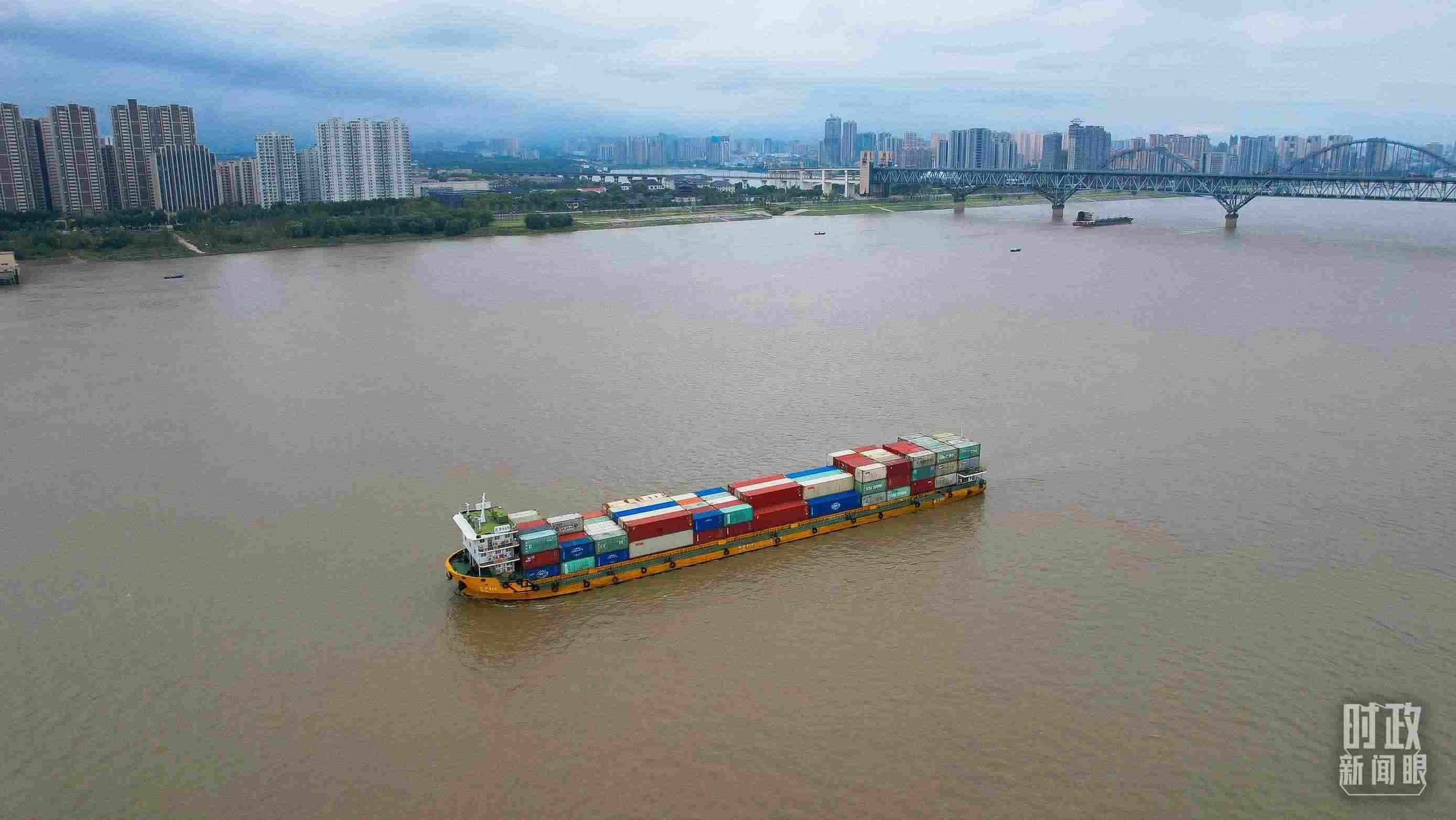 △長(zhǎng)江九江段。（總臺(tái)央視記者范凱拍攝）