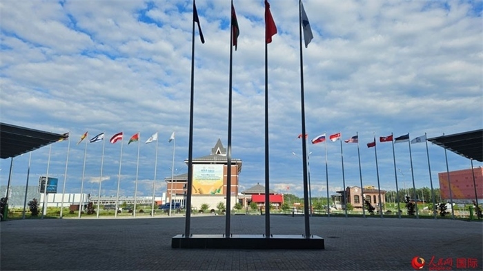 中白工業(yè)園內，多國國旗飄揚。園區(qū)已有來自16個國家和地區(qū)的企業(yè)入駐。人民網(wǎng)記者 朱虹攝