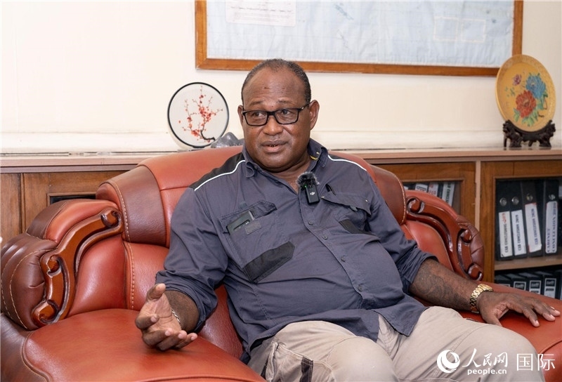 2023年9月13日，所羅門群島副總理兼基礎(chǔ)設(shè)施和發(fā)展部長(zhǎng)梅納西·梅蘭加在首都霍尼亞拉接受人民網(wǎng)記者專訪。人民網(wǎng) 賀吉攝