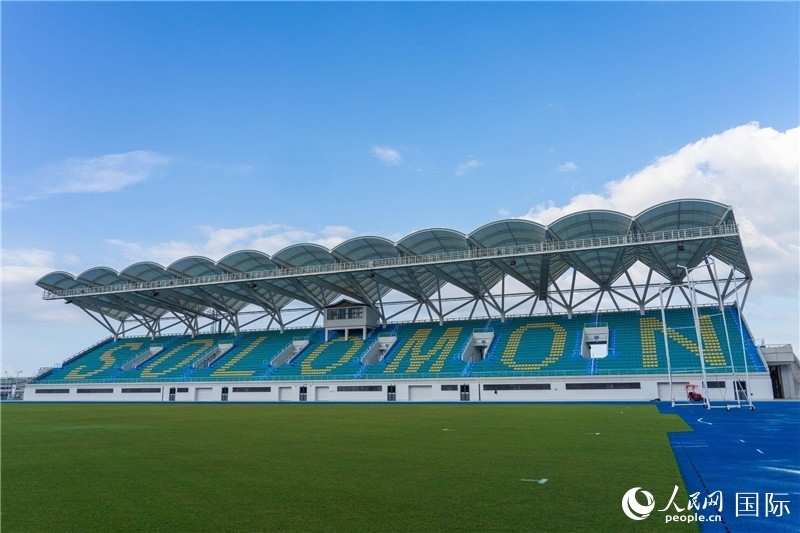 2023年9月12日，位于所羅門群島首都霍尼亞拉的由中土公司承建的中國(guó)援所羅門群島2023年太平洋運(yùn)動(dòng)會(huì)體育場(chǎng)館。人民網(wǎng) 賀吉攝