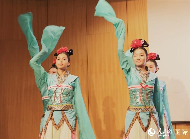 兩國文化志愿者共同表演中國傳統(tǒng)舞蹈。人民網(wǎng)記者 陳海琪攝