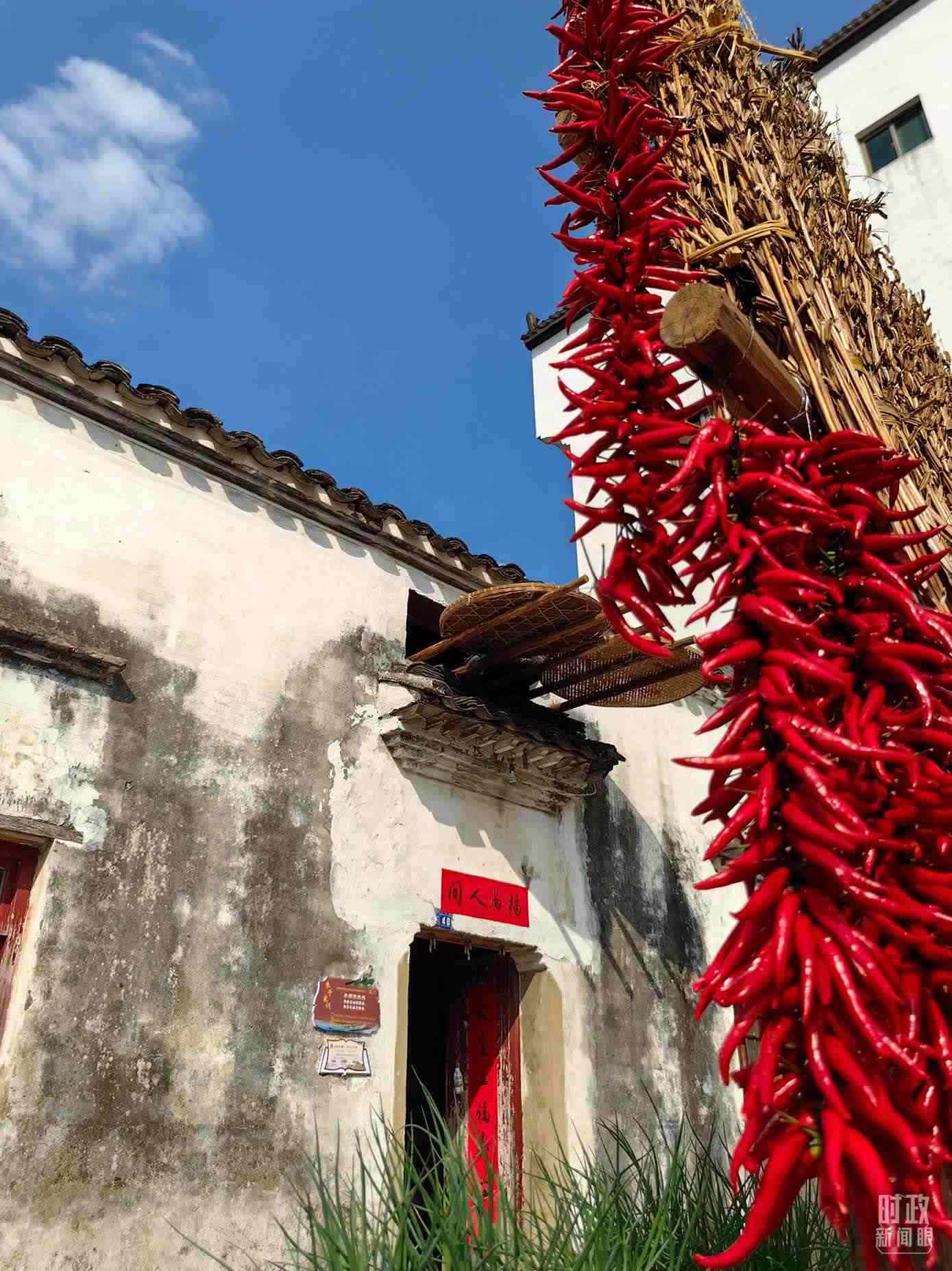 △石門村農(nóng)家晾曬的辣椒。（總臺央視記者段德文拍攝）