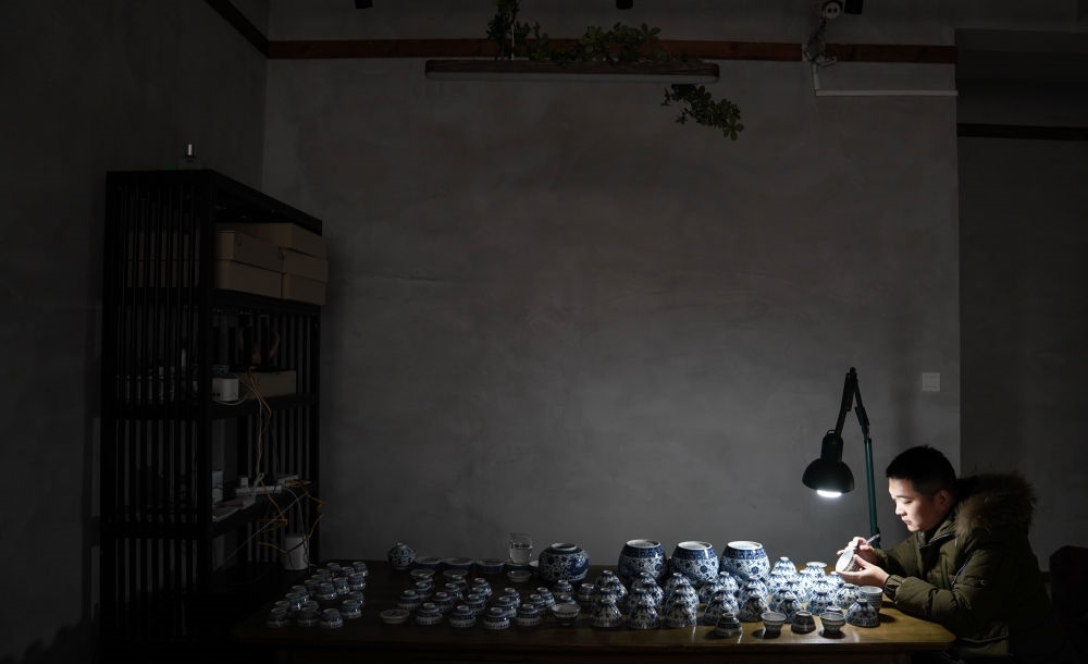 ↑ 2020年12月23日，手工陶瓷制作者在工作室檢測(cè)成品。