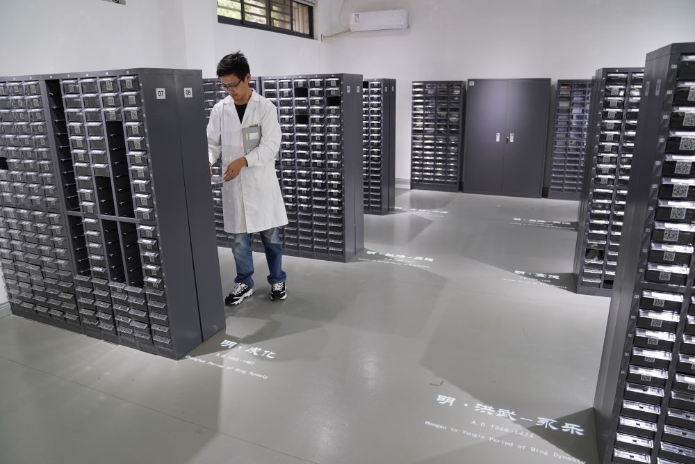↑工作人員在古陶瓷基因庫(kù)里工作（2023年5月16日攝）。