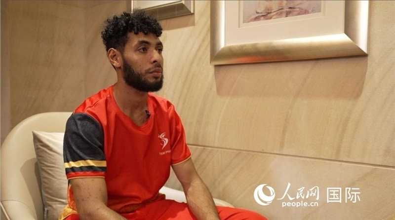 巴布亞新幾內(nèi)亞乒乓球國家隊隊員杰弗瑞·羅伊接受采訪。 人民網(wǎng) 彭昱凱攝