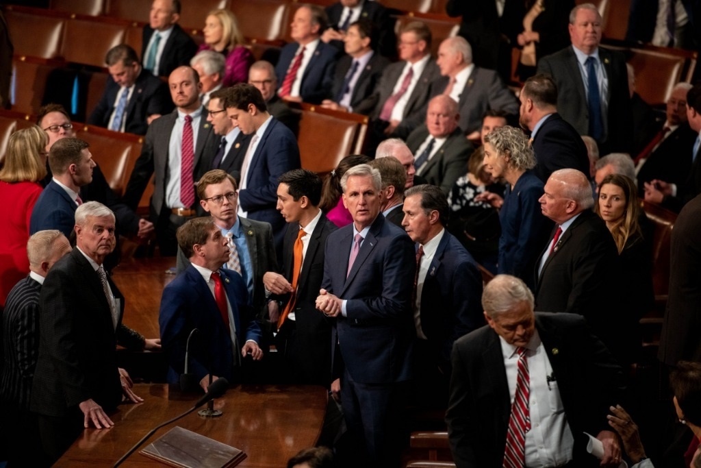 這是1月6日在美國華盛頓國會(huì)拍攝的凱文·麥卡錫（中）。新華社記者劉杰攝