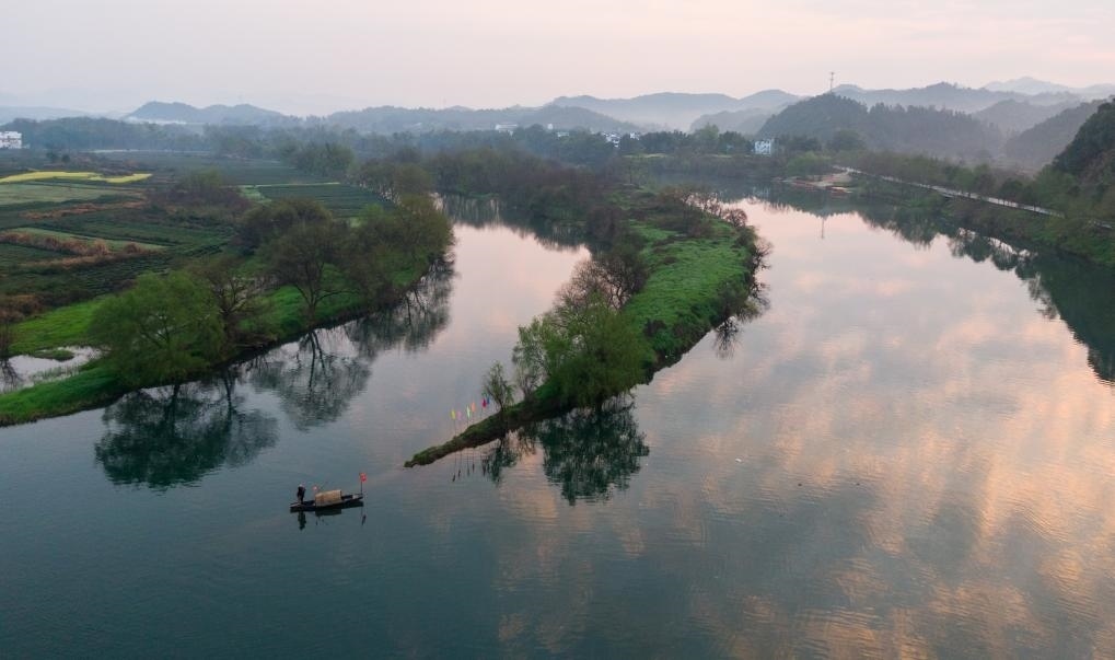 2021年3月15日拍攝的婺源月亮灣旅游公園，石門自然村坐落于此。新華社記者 胡晨歡 攝