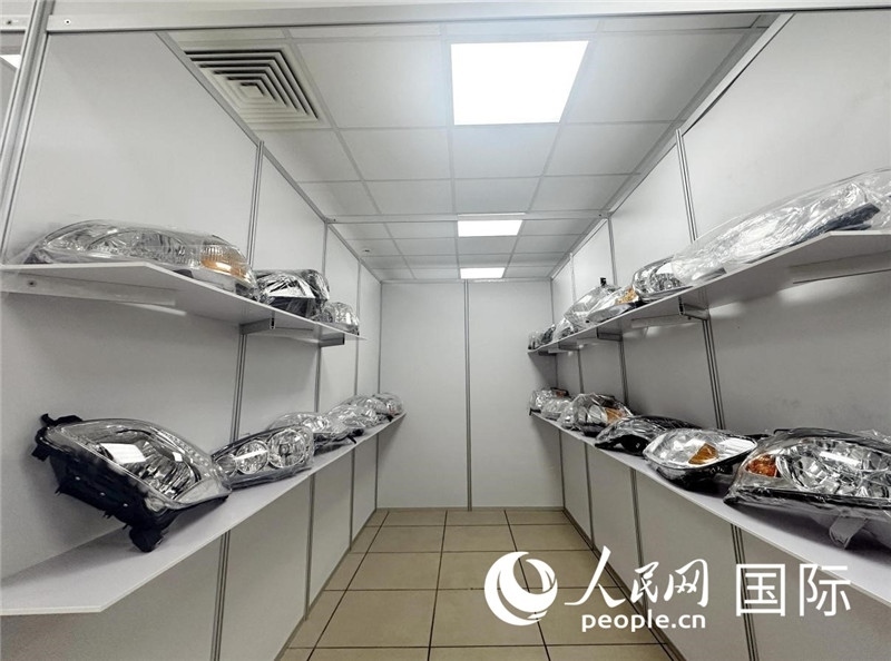 在位于莫斯科格林伍德國際貿(mào)易中心的浙江寧波優(yōu)質(zhì)商品展銷中心內(nèi)，展示著來自浙江寧波慈溪市的汽車配件樣品。人民網(wǎng)記者 申佳平攝