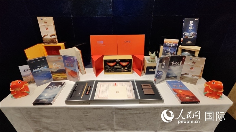 中央廣播電視總臺精品節(jié)目及文創(chuàng)產(chǎn)品展臺。人民網(wǎng) 蔣曉辰攝