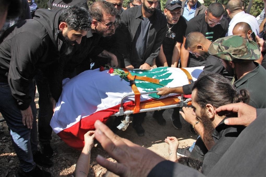 10月14日，黎巴嫩南部希亞姆鎮(zhèn)，黎巴嫩記者和民眾為在以色列轟炸中死亡的攝影記者伊薩姆·阿卜杜拉送葬。新華社發(fā)（塔希爾·阿布·哈姆丹攝）