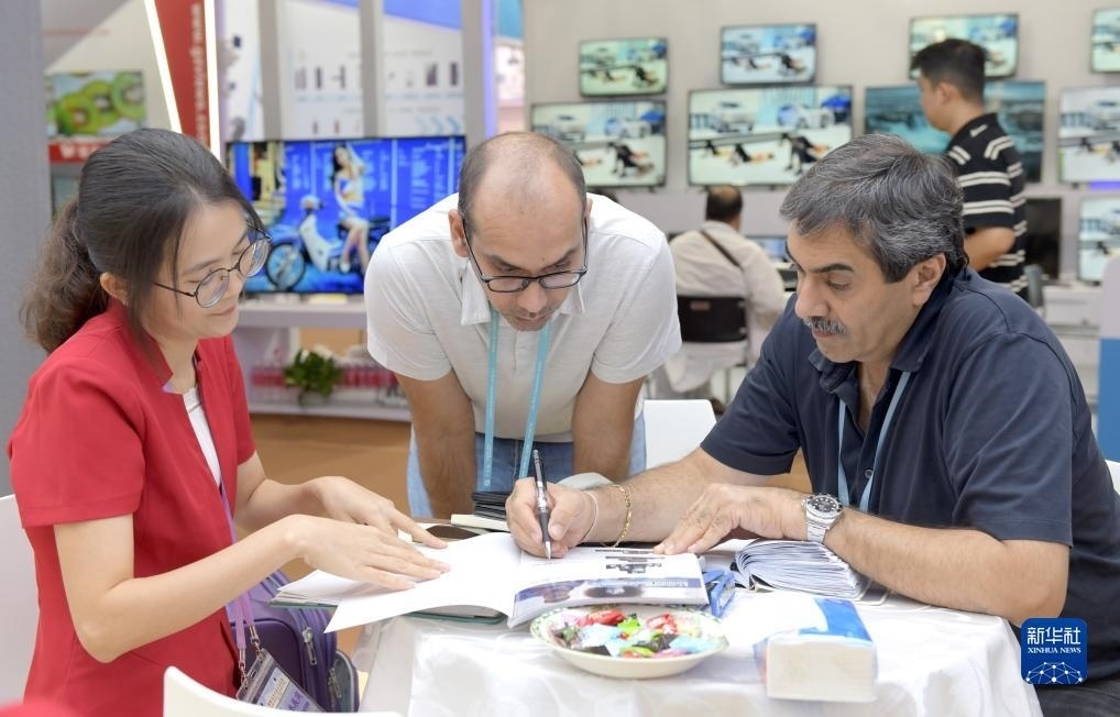 10月15日，客商在廣交會上洽談業(yè)務(wù)。新華社記者 盧漢欣 攝