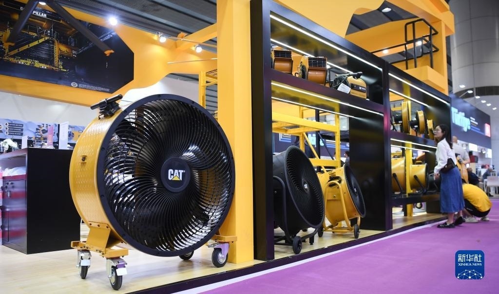 10月15日，參觀者在了解一家美國參展商的產(chǎn)品。新華社記者 鄧華 攝