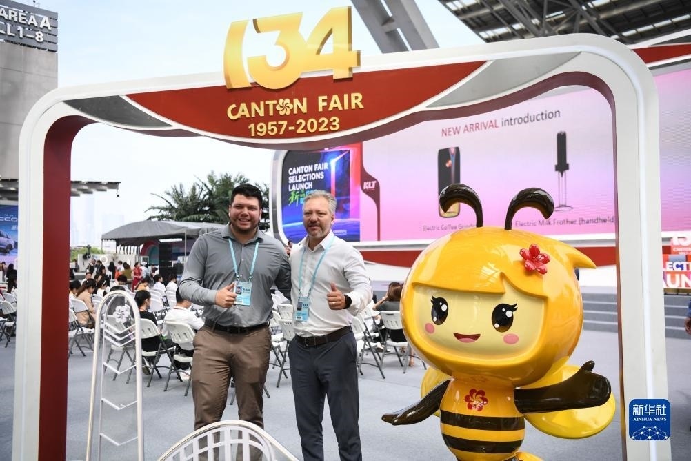 10月15日，來自巴西的采購商在廣交會上合影。新華社記者 鄧華 攝