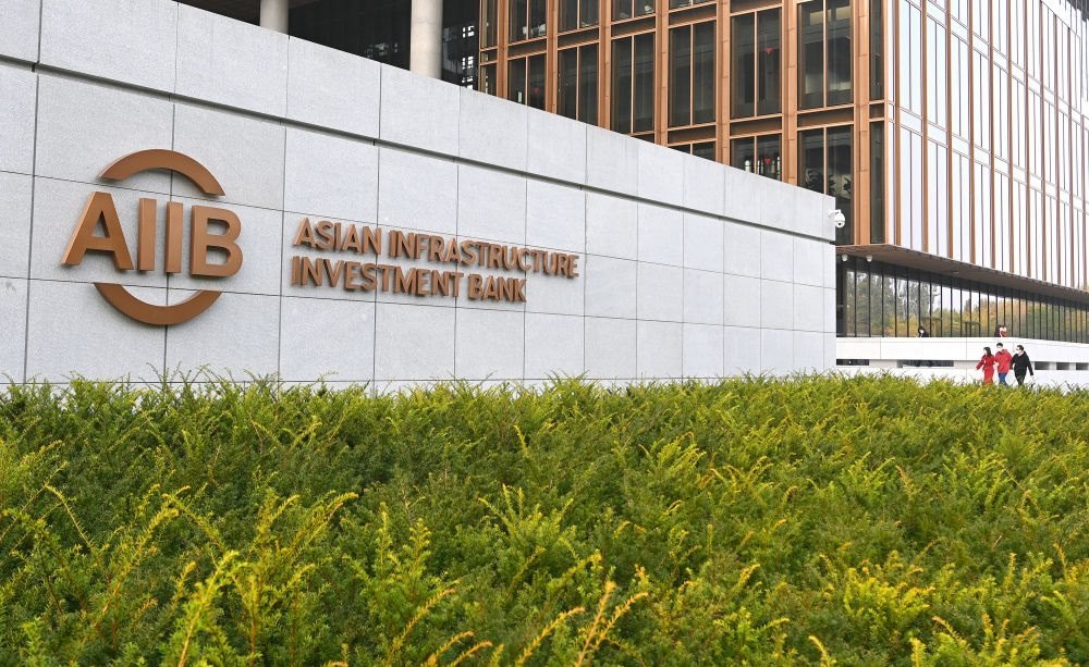 這是亞洲基礎(chǔ)設(shè)施投資銀行（亞投行）標志（2021年10月25日攝）。新華社記者 李賀 攝