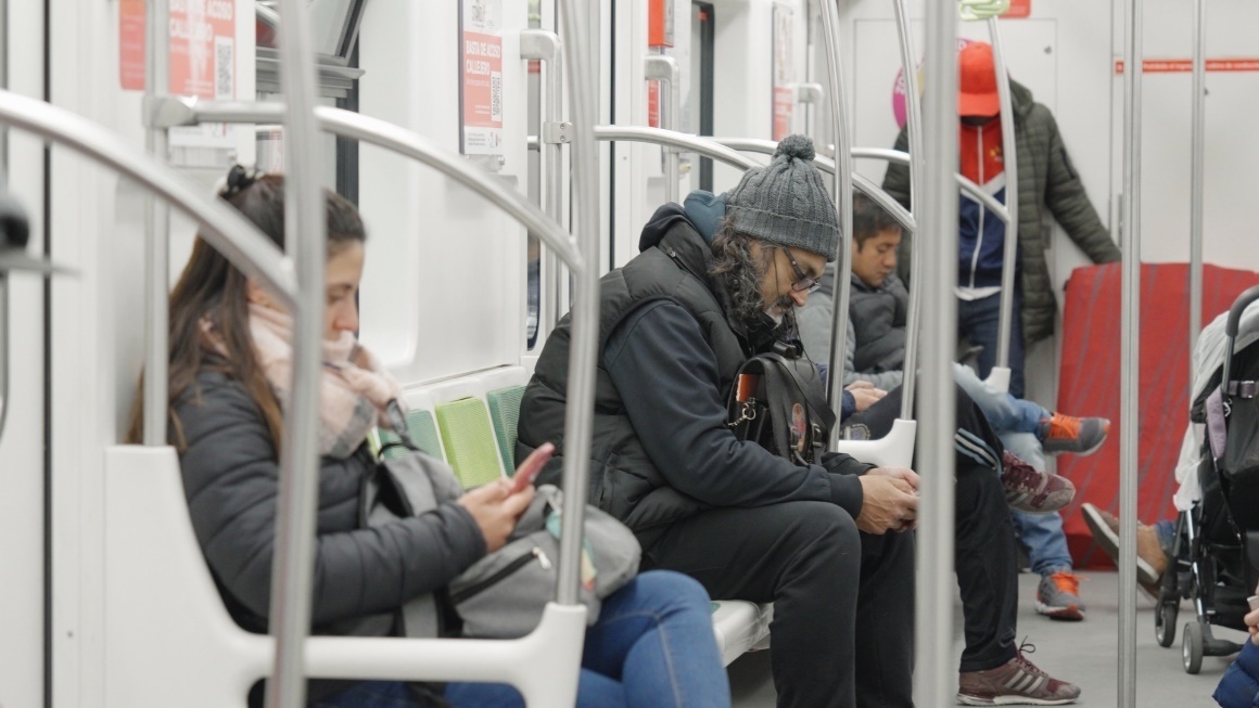 阿根廷布宜諾斯艾利斯市，乘客們乘坐A線地鐵從郊區(qū)前往市內(nèi)。人民網(wǎng)記者 張若涵攝