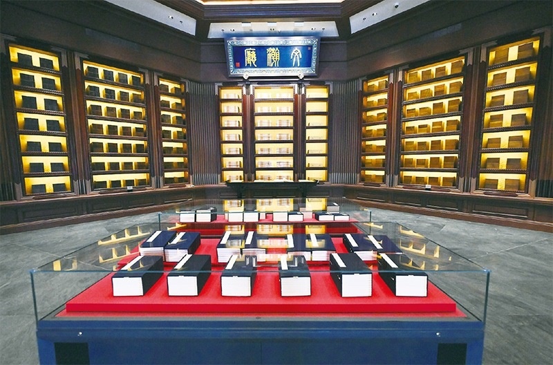 建設(shè)中國國家版本館，是以習(xí)近平同志為核心的黨中央作出的重大決策，是文明大國建設(shè)的基礎(chǔ)工程，是功在當(dāng)代、利在千秋的標(biāo)志性文化工程，充分體現(xiàn)了我們黨傳承發(fā)展中華文化的高度自覺、汲取歷史智慧更好走向未來的歷史主動(dòng)。圖為2023年5月拍攝的中國國家版本館中央總館文瀚廳。 新華社發(fā)