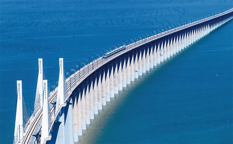 2023年9月28日，中國首條時(shí)速350公里跨海高鐵——福廈高鐵正式開通運(yùn)營。圖為一列運(yùn)行試驗(yàn)車組駛過福廈高鐵湄洲灣跨海大橋（9月19日攝，無人機(jī)照片）。 新華社記者 魏培全/攝