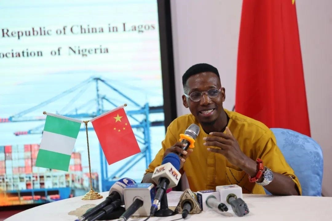 尼日利亞孔子學(xué)院留華同學(xué)會(huì)會(huì)長(zhǎng)吳文仲分享經(jīng)驗(yàn)。駐拉各館總領(lǐng)館供圖