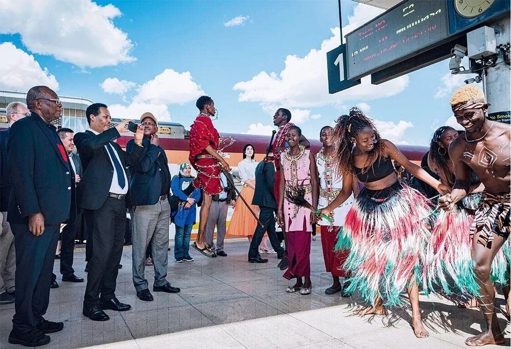 △2023年10月6日，多國(guó)駐肯使節(jié)在肯尼亞內(nèi)羅畢的蒙內(nèi)鐵路內(nèi)羅畢站觀看文藝演出。